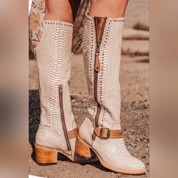 🦅NEW |•FREEBIRD BY STEVEN•| Carson White Snake Knee High Boots Size 8 - Picture 1 of 16